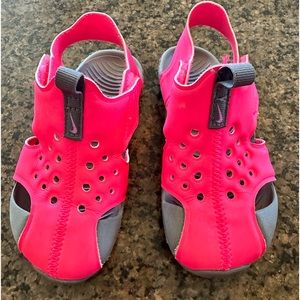 Like new toddler hot pink Nike Sunray sandal